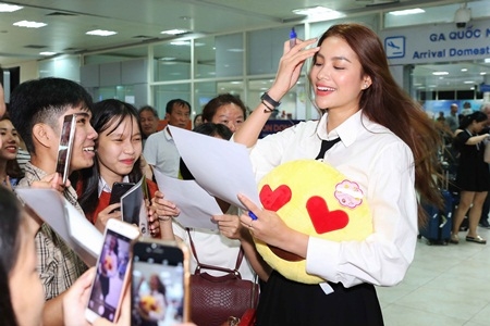 Hoa hậu Phạm Hương, Á hậu Lệ Hằng, MC Anh Tuấn và ca sĩ Bích Phương có mặt tại Nha Trang chuẩn bị đêm bán kết Hoa hậu Hoàn vũ Việt Nam 2017.